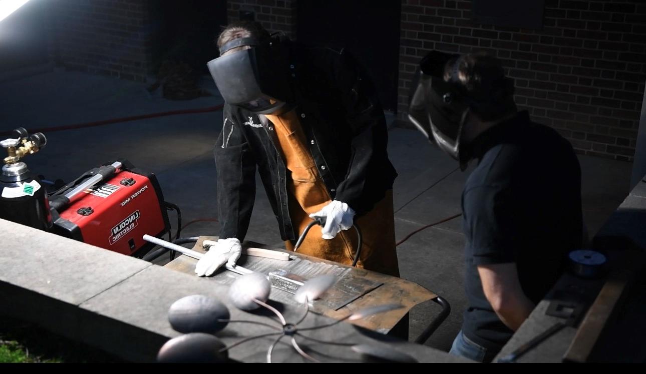 学生在九州娱乐官网的创意工厂实验室学习焊接